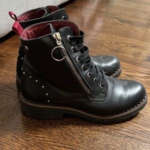 Pikolinos combat style leather bootie with silver details